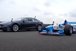 Tesla Model S сразилась в драг-рейсинге со старым болидом Формулы 1