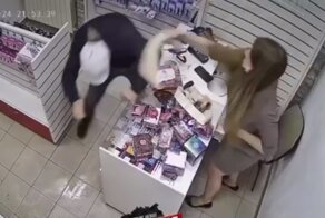 Продавщица секс-шопа в Новокузнецке отбилась от грабителя огромным фаллоимитатором