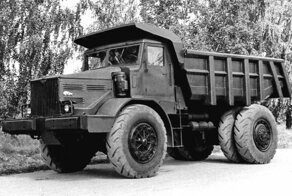 Первые сверхтяжелые самосвалы СССР на 25 и 40 тонн