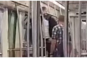 Мужчина закурил в вагоне метро и был наказан