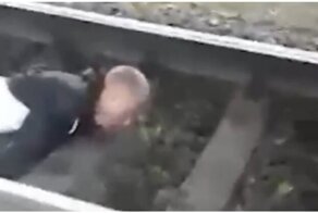 Пьяный парень уснул на железнодорожных путях и не услышал, как над ним проехал поезд
