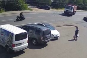Авария дня. Смертельное столкновение мотоцикла с самосвалом в Подмосковье