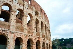 Почему Колизей усеян отверстиями