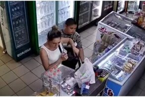 Цыганёнок воровал в магазине товар, пока его мама отвлекала продавца