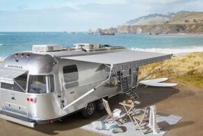 Новый трейлер Airstream Pottery Barn Special Edition идеально подходит для глэмпинга