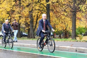 Велодорожки и парковки в Москве (28 фото)