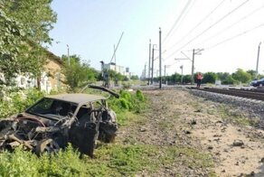 Вчера праздновал, сегодня на больничной койке: в Крыму поезд на переезде протаранил ВАЗ