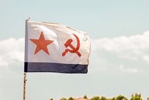 Потомки Рейхскомиссариата. На Украине завели дело на мэра за флаг ВМФ СССР