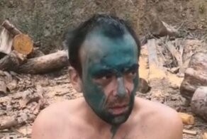 Устроили самосуд: жители Железногорска облили зеленкой таксиста, укравшего телефон и деньги