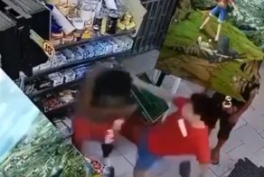 BLM по-азиатски: продавец магазина отпинал ногами чернокожего воришку, укравшего продукты