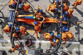 Команда McLaren F1 показывает, как подготавливается место для пит-стопа перед Гран-при