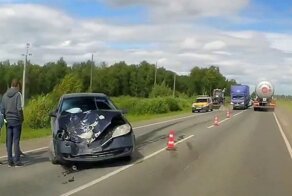 Лесовоз потерял колесо: встречному «Приусу» не повезло