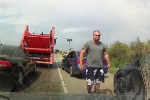 Наглому торопыге не удалось объехать пробку по обочине