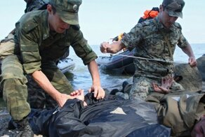 Кубинцы на надувном матрасе пытались уплыть из России