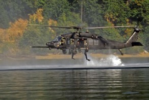Прыжки в воду с летящего вертолета (27 фото)