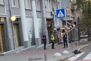 В Киеве девушка забралась на дорожный знак и станцевала для полицейских