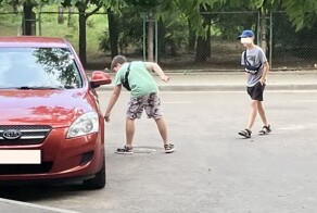 В Полтаве мужчина пришел извиняться за украденные тиктокером колпачки и лопатой разбил два авто