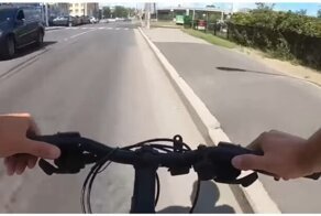 Велосипедист вернул автомобилисту выброшенную на дорогу бутылку