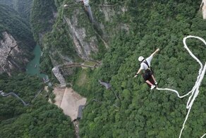 Стеклянный мост Гранд-Каньона Чжанцзяцзе: самая высокая в мире тарзанка