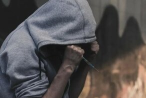 Незнакомец вколол 15-летней школьнице неизвестное вещество на улице столицы