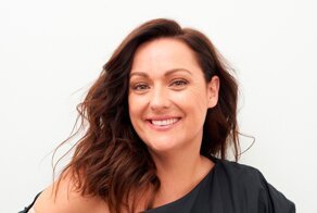 "Самое время проверить вашу грудь!": австралийка рассмешила пародией в майке с пошлым принтом