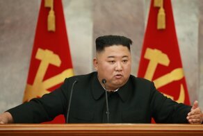 Журналисты заметили на голове Ким Чен Ына лейкопластырь и испугались за его здоровье