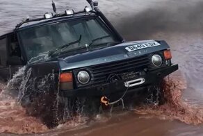 Батискаф на колесах: посмотрите, как старый Range Rover едет под водой
