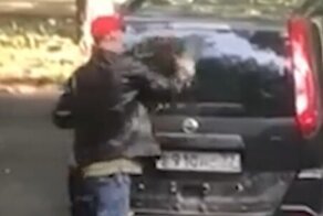 В Тушине мужчина разбил восемь машин, когда искал спрятанную в багажнике девушку