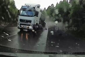 Авария дня. Под Красноярском фура снесла с дороги легковой автомобиль