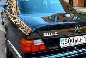 Минутка прекрасного для автолюбителей: идеально отреставрированный Mercedes-Benz 500E