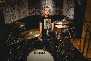 Больше не с The Offspring: барабанщик Пит Парада уволен из группы за отказ вакцинироваться