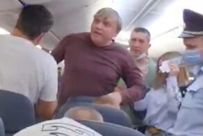 "Похлопайте! Бараны!": авиапассажира сняли с рейса за отказ надеть маску