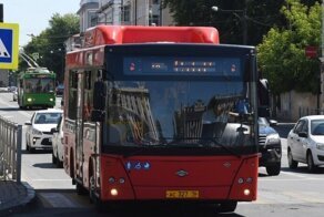 В рейсовом автобусе Казани заметили красавицу в сфере из арбуза на голове