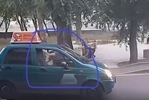 "Я не могу стоять, пока он меня долбит!": в Москве доставщик пиццы избил актера Рыжикова