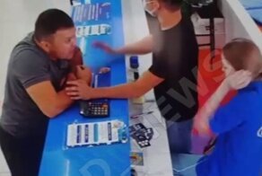 Житель Бишкека запустил в девушку калькулятором за разговор на русском языке