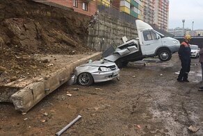В Красноярске рухнула подпорная стена дома, похоронив под собой несколько автомобилей