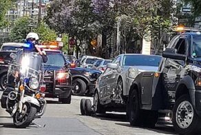 Дама с автоматом с шиком прокатилась по Сан-Франциско