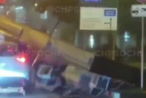 Из-за непогоды в Сочи рекламный щит рухнул на автомобиль