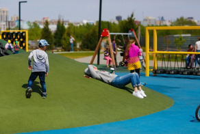 Детская площадка в Сибири накрылась тишиной, прерываемой негромким кандальным перезвоном