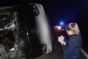 Под Саратовом опрокинулся рейсовый автобус. Пассажирам пришлось выбираться через разбитое окно