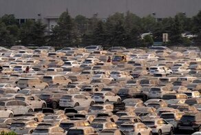 Огромная автостоянка в Китае, где сушат тысячи автомобилей после наводнения