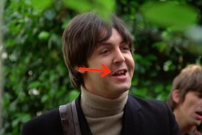 Что не так с зубом Пола Маккартни на видео 1966 года