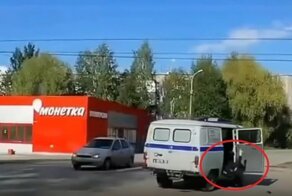 В Пермском крае на видео попал полицейский, на полном ходу выпавший из служебного авто
