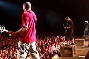 Минута славы: парню из толпы дали сыграть на гитаре, на концерте Linkin Park