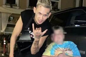 «Будешь на кухню за тарелками ездить»: Моргенштерн подарил подростку свою инвалидную коляску