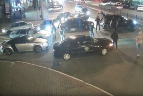 В Нижнем Новгороде заставили извиниться на камеру любителей лезгинки, танцевавших на проезжей части