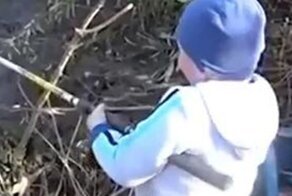 Маленький добытчик: мальчик поймал свою первую рыбу