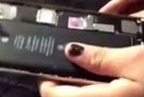 Что будет, если разрезать аккумулятор? Девушка это проверила