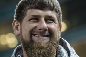 Чеченский телеканал наградил Кадырова премией за ролики с попугаем