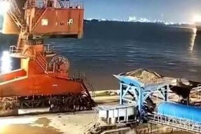 В Китае сухогруз столкнулся с доком и утопил береговой кран